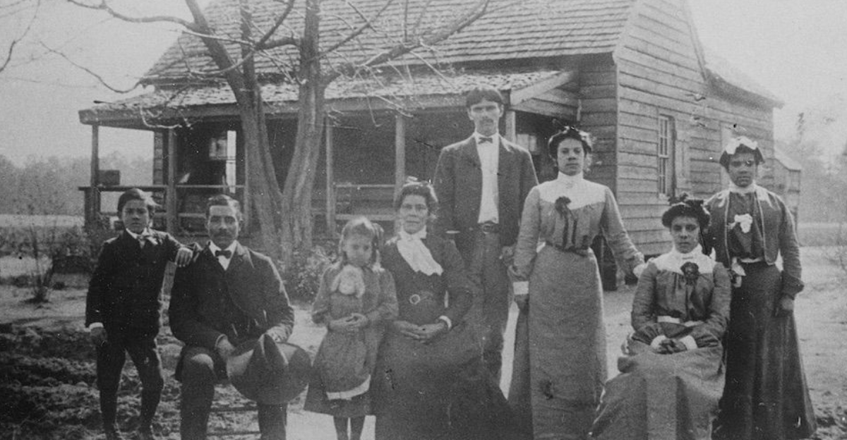 The family of Noah and Rosa Benenhaley in front of their farmstead, 1903