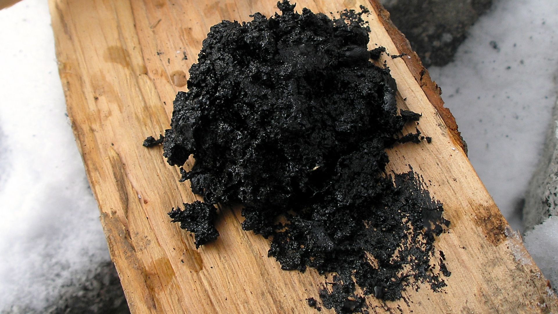 Birch bark pitch made in a single pot: The birch bark is heated under airtight conditions, the final product consists of tar and the ashes of the bark.
