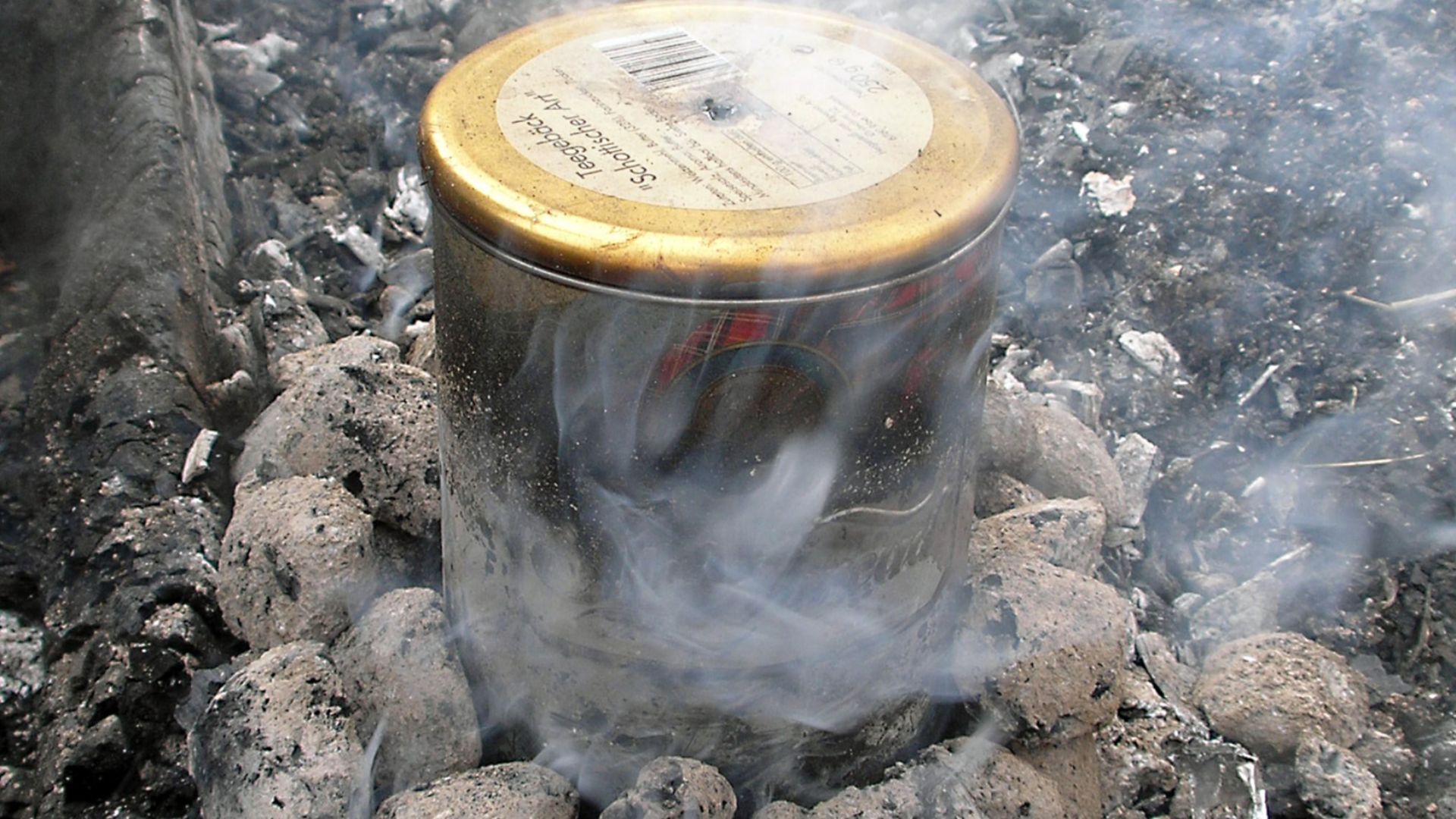 Modern way of producing birch bark tar in a single pot: The birch bark is heated unter airtight conditions, the final product consists of tar and the ashes of the bark. The hole in the can should be stoppered (e.g. by a thin sharpened stick) as soon as th