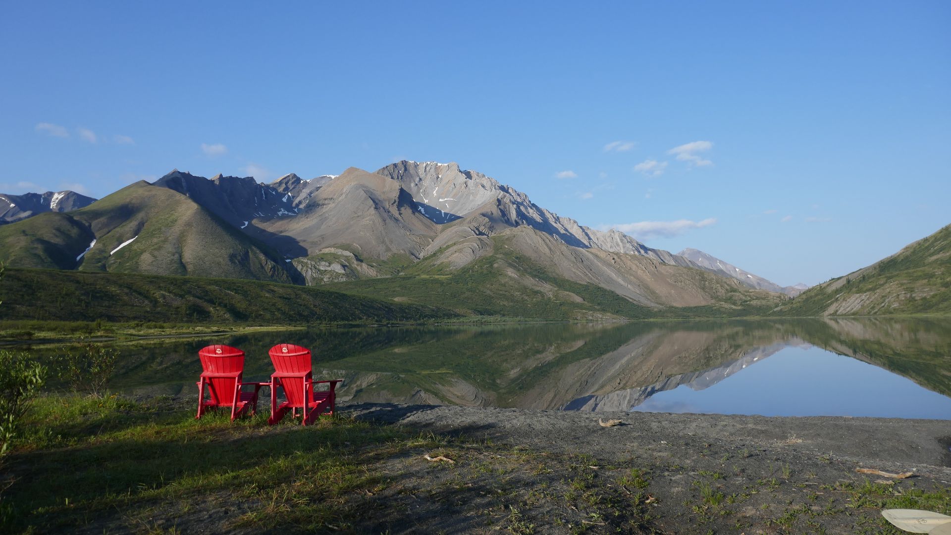 Nı́onep'eneɂ Lake in Nááts'įhch'oh National Park Reserve, with the official red park chairs in foreground.  Northwest Territories, Canada.  2018