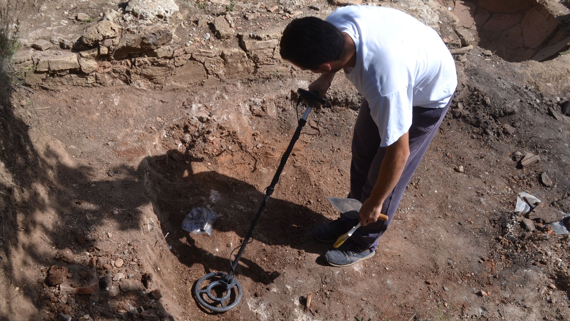 Metal detectors are inexpensive and effective remote sensing devices that should be- come part of the basic tool kit of archaeologists working at sites where metal artifacts are likely to be a part of the site assemblage.