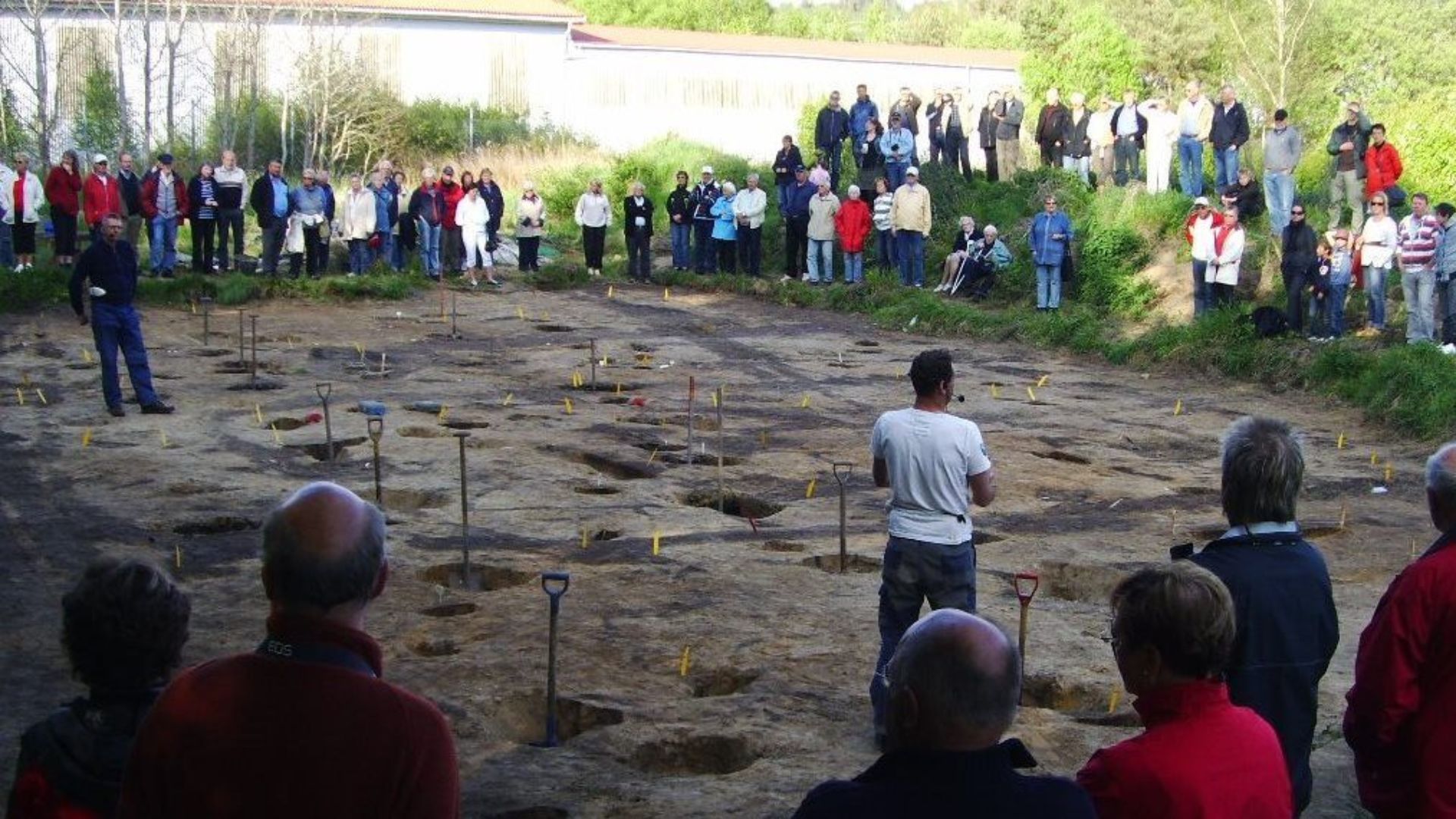 Arkeologerna Johan Ling (närmast i bild) och Ulf Ragnesten från Göteborgs universitet och Göteborgs stadsmuseum visar lämningarna efter en ca 40 m lång och 9 m bred hallbyggnad från yngre järnåldern i Ytterby för allmänheten och pressen, den 12 maj 2009.