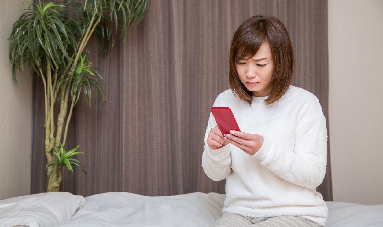 The woman who is in the bedroom