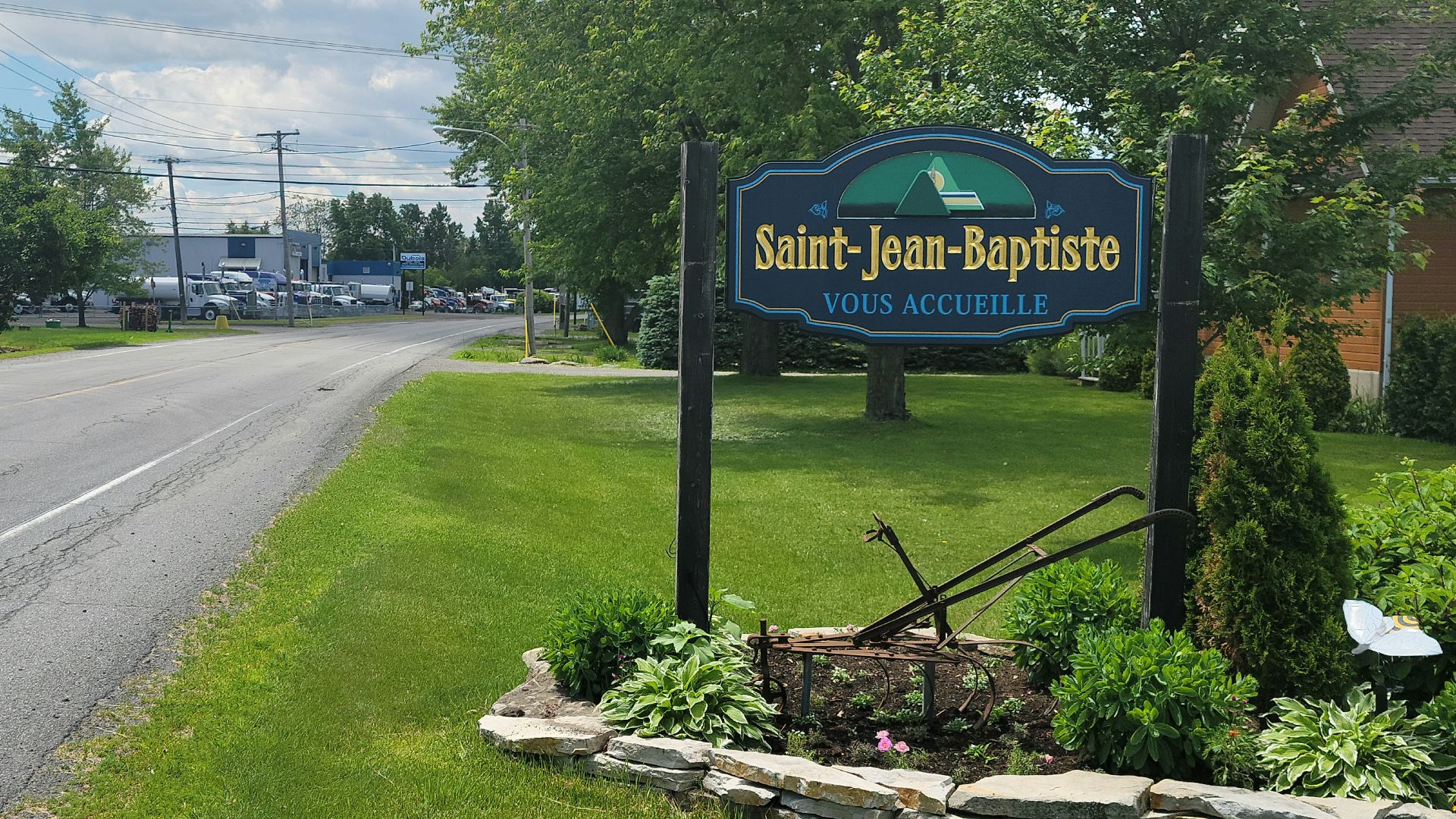 Welcome sign at the north entrance to the village, on rue Principale (route 227) in Saint-Jean-Baptiste (Quebec), in June 2022.