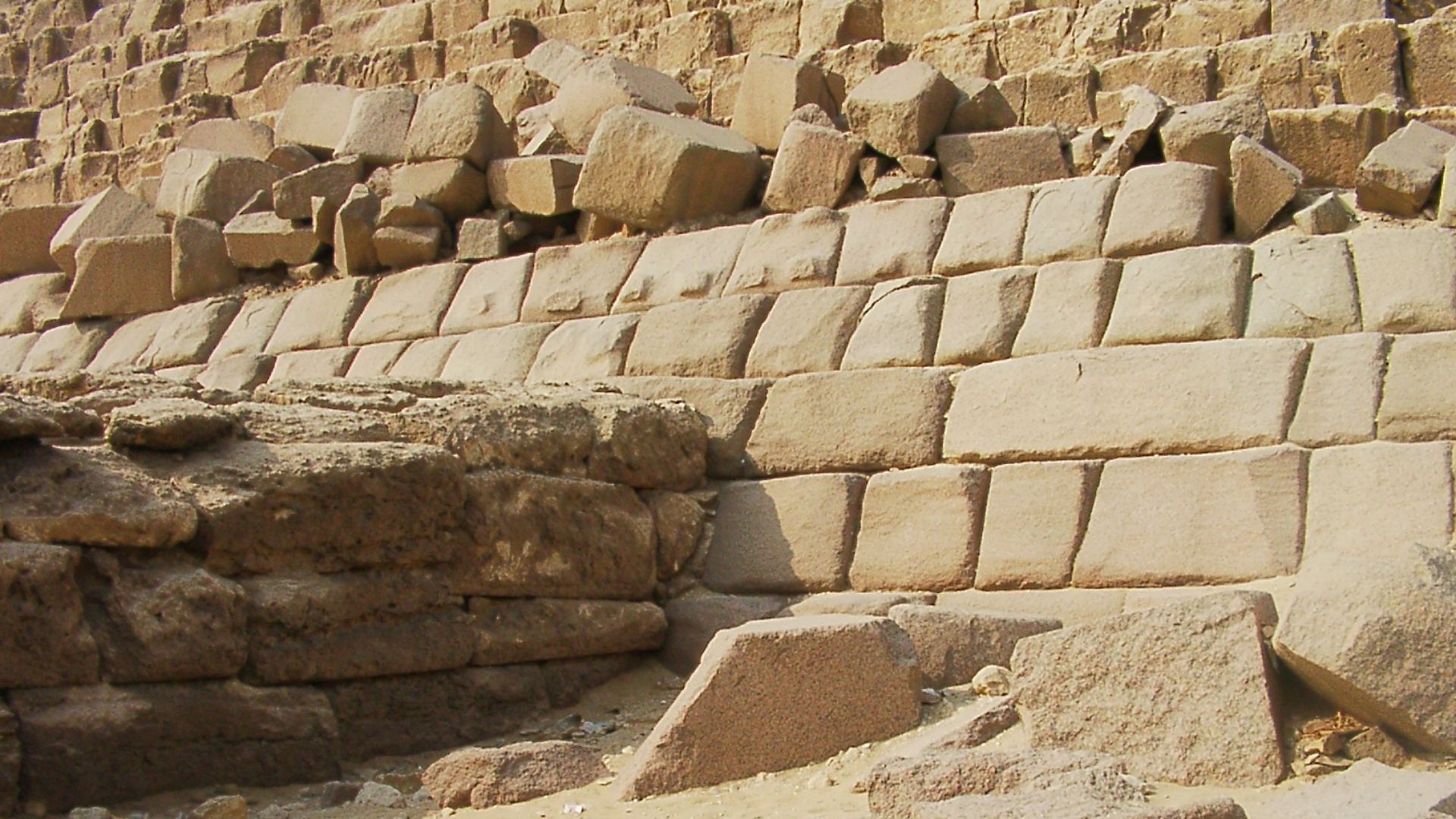 Menkaura's mortuary temple touches his piramyd's wall