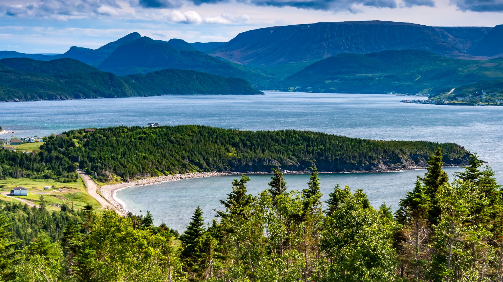 Blick vom Norris Point Lookout über die Bonne Bay in Richtung Südsüdost, im Hintergrund die Tablelands
