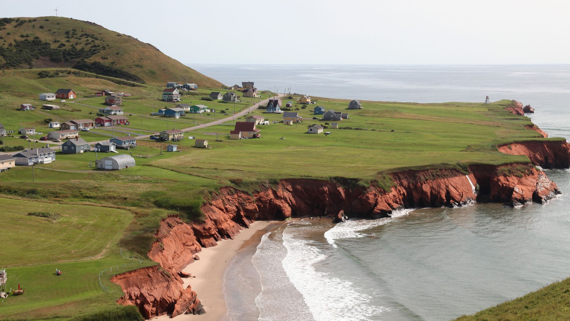 La cote sud due village Havre-aux-Maisons avec son petit phare du Cap-Alright, photographie de la butte avec vue sur l'anse chez Élie, Les Îles-de-la-Madeleine, Québec, Canada