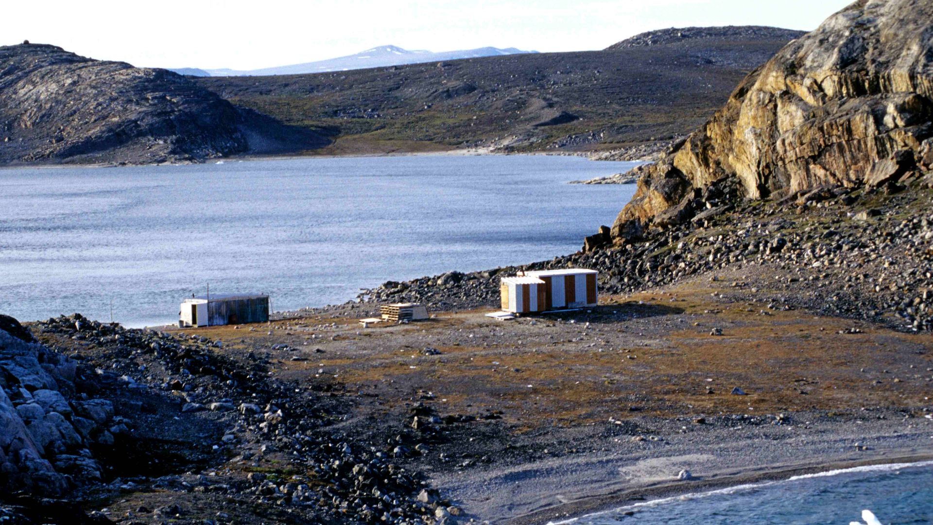 Northern end of Auyuittuq National Park: Cabins of Hunters and Trappers Organisation (HTO) at Nedlukseak Fiord (Davis Strait)