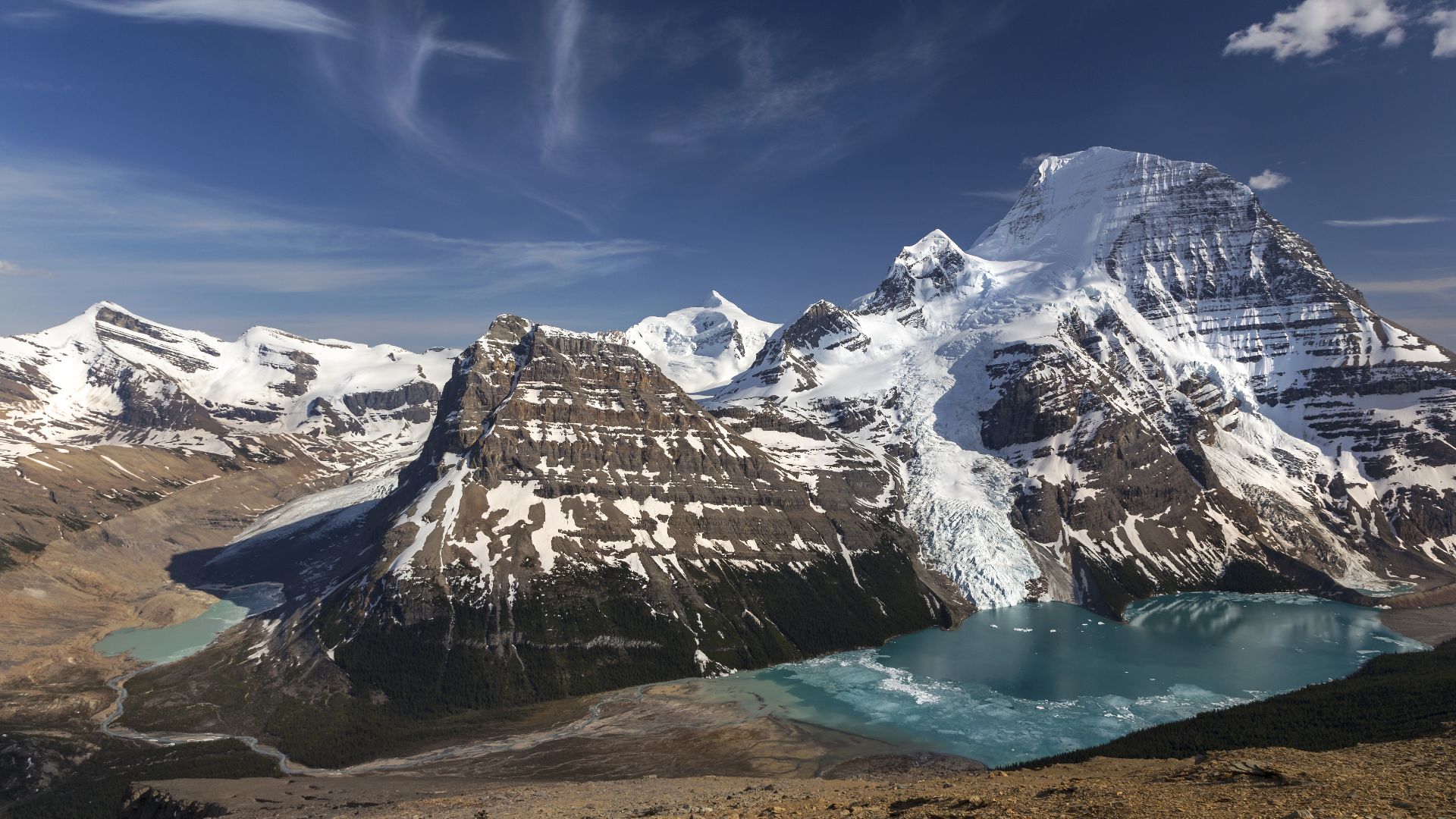 vast provincial park in the Canadian Rockies with an area of 2,249 km². The park is located entirely within British Columbia, bordering Jasper National Park in Alberta