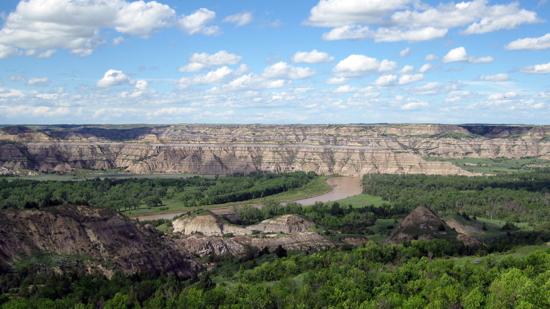 Plateaus and tops of buttes provide expansive views of the buttes and river valley floor where one can really take in the vastness of the badlands. The North Unit, having a higher elevation than the South Unit and more barren buttes makes for striking lan