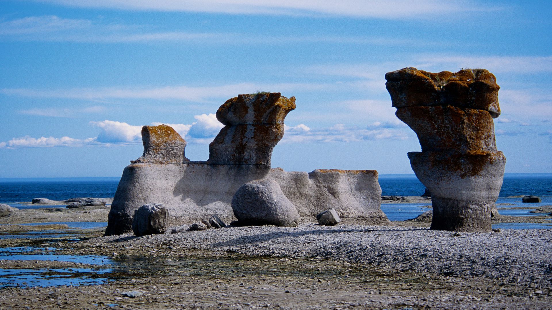 La réserve de Parc National du Canada de l'Archipel-de-Mingan.
Les îles sont accessibles par l'entremise de bateliers reconnus par Parc Canada.
Le parc compte une quarantaine d'îles et îlots calcaires et près de 1000 îlots granitiques.
9 Août 2005
L'Archi