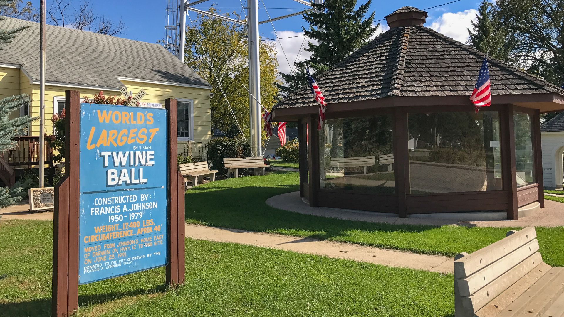World's Largest Twine Ball - Darwin - Minnesota
3
SOUVENIRS
WORLD'S
LARGEST
TWINE
BALL
CONSTRUCTED BY:
FRANCIS A.JOHNSON
1950-1979
WEIGHT...17,400 LBS.
CIRCUMFERENCE... APROX 40
MOVED FROM JOHNSON'S HOME EAST
OF DARWIN ON HWY. 12 TO THIS SITE:
ON JUNE 25,