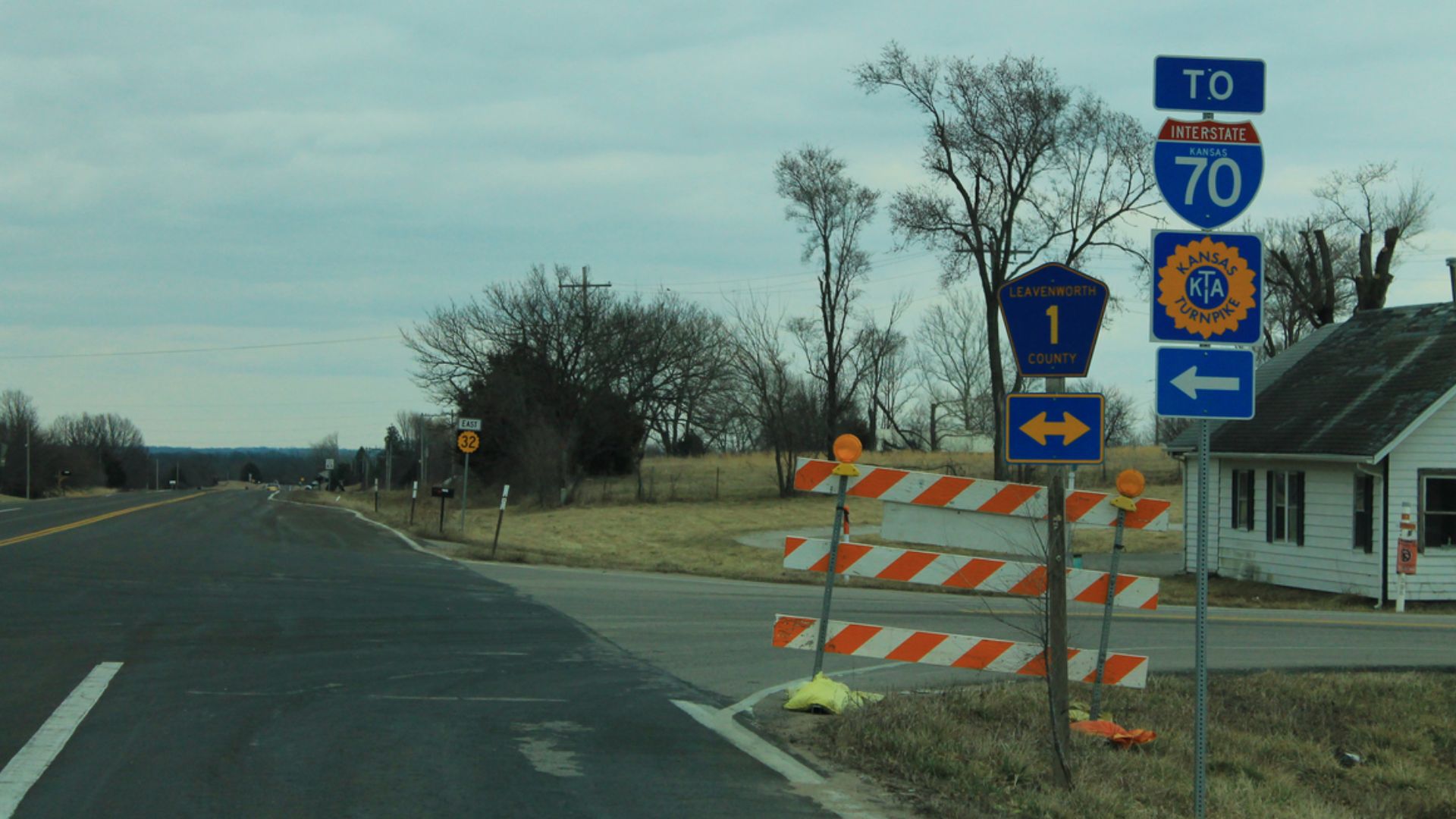 K-32 (Kansas highway) eastbound at Leavenworth County Route 1 to I-70