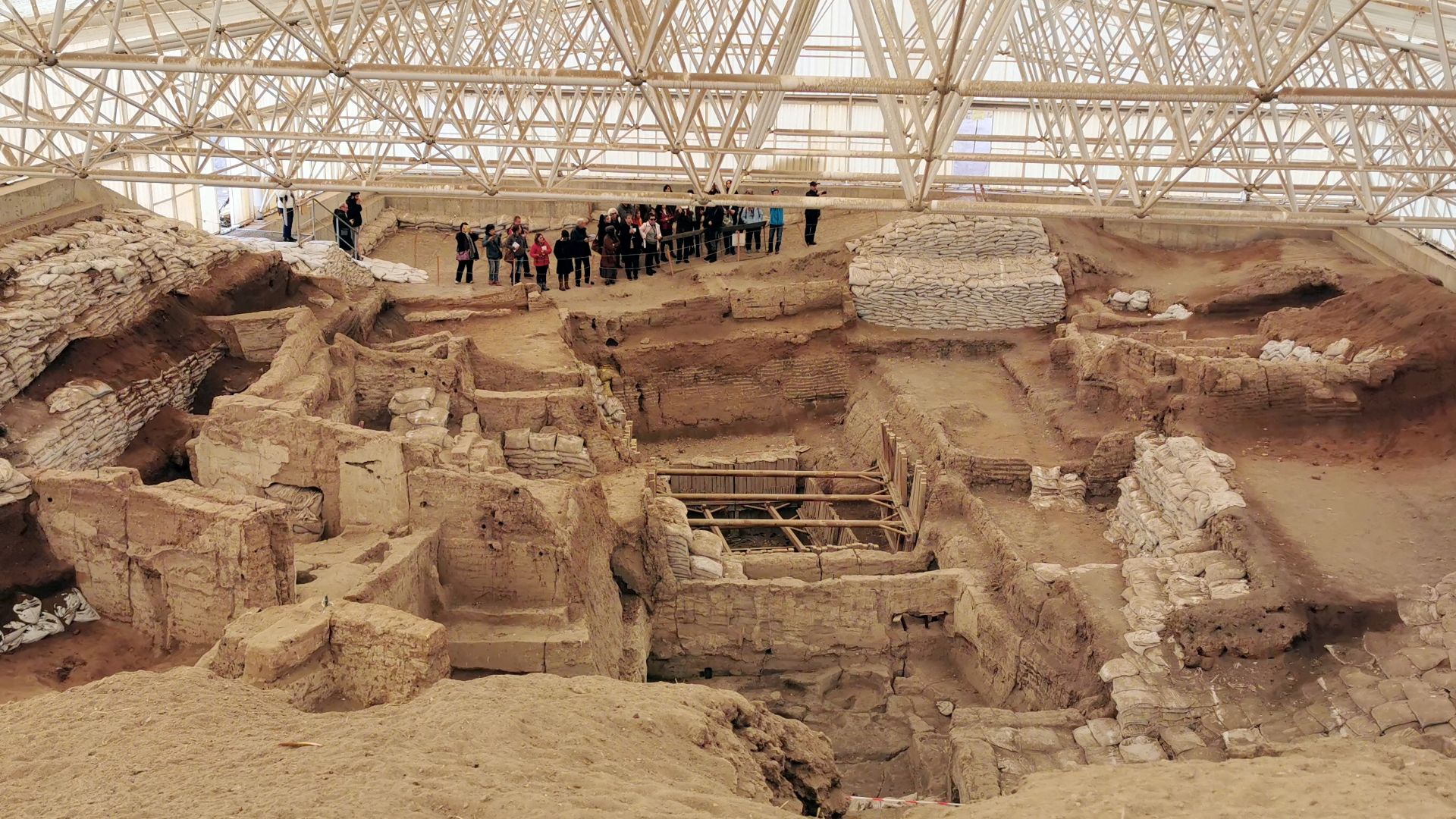 Population 5,000 - 7,000. Large numbers of buildings clustered together. The inhabitants lived in mudbrick houses. No footpaths or streets between the dwellings. Most were accessed by holes in the ceiling and doors on the side of the houses, with doors re