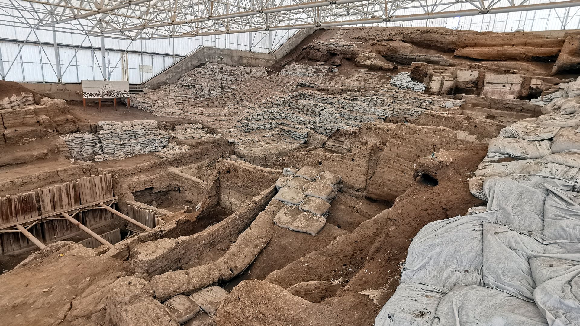 Population 5,000 - 7,000. Large numbers of buildings clustered together. The inhabitants lived in mudbrick houses. No footpaths or streets between the dwellings. Most were accessed by holes in the ceiling and doors on the side of the houses, with doors re