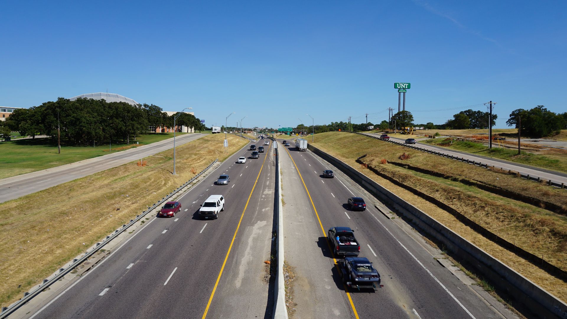 A view of Interstate 35E from the pedestrian bridge on the campus of the University of North Texas in Denton, Texas (United States).