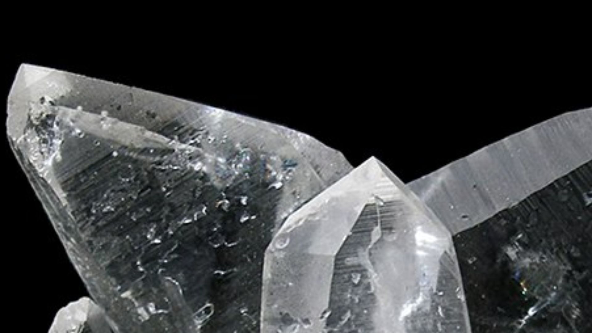 Quartz
Locality: Pelona Mine, La Libertad Department, Peru (Locality at mindat.org)
Size: miniature, 4.0 x 3.7 x 2.0 cm
Quartz (Japan twin)
A pristine miniature, very bright and sparkling, featuring a wonderfully balanced central twin enhanced by the star