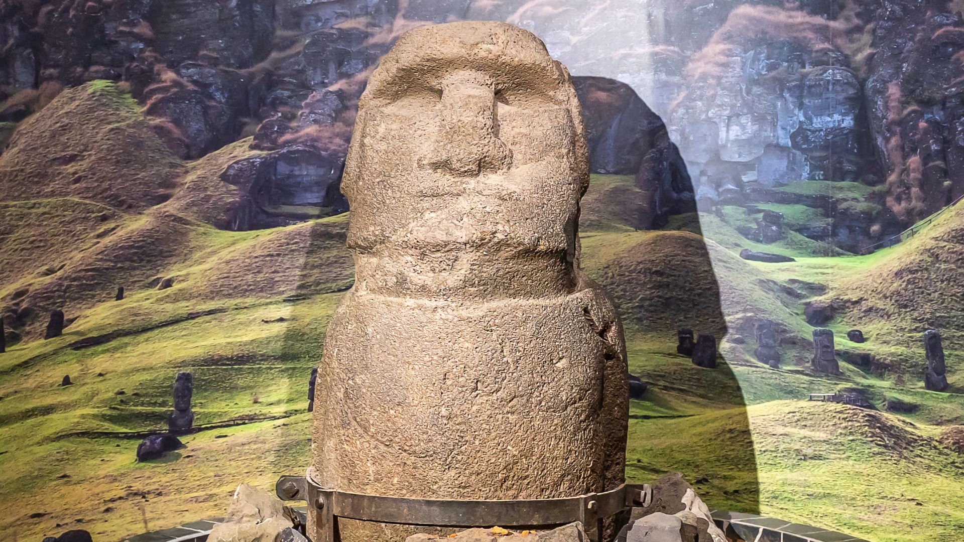 Rapa Nui Sculpture (Moai), exhibition National Museum of Natural History of Chile.