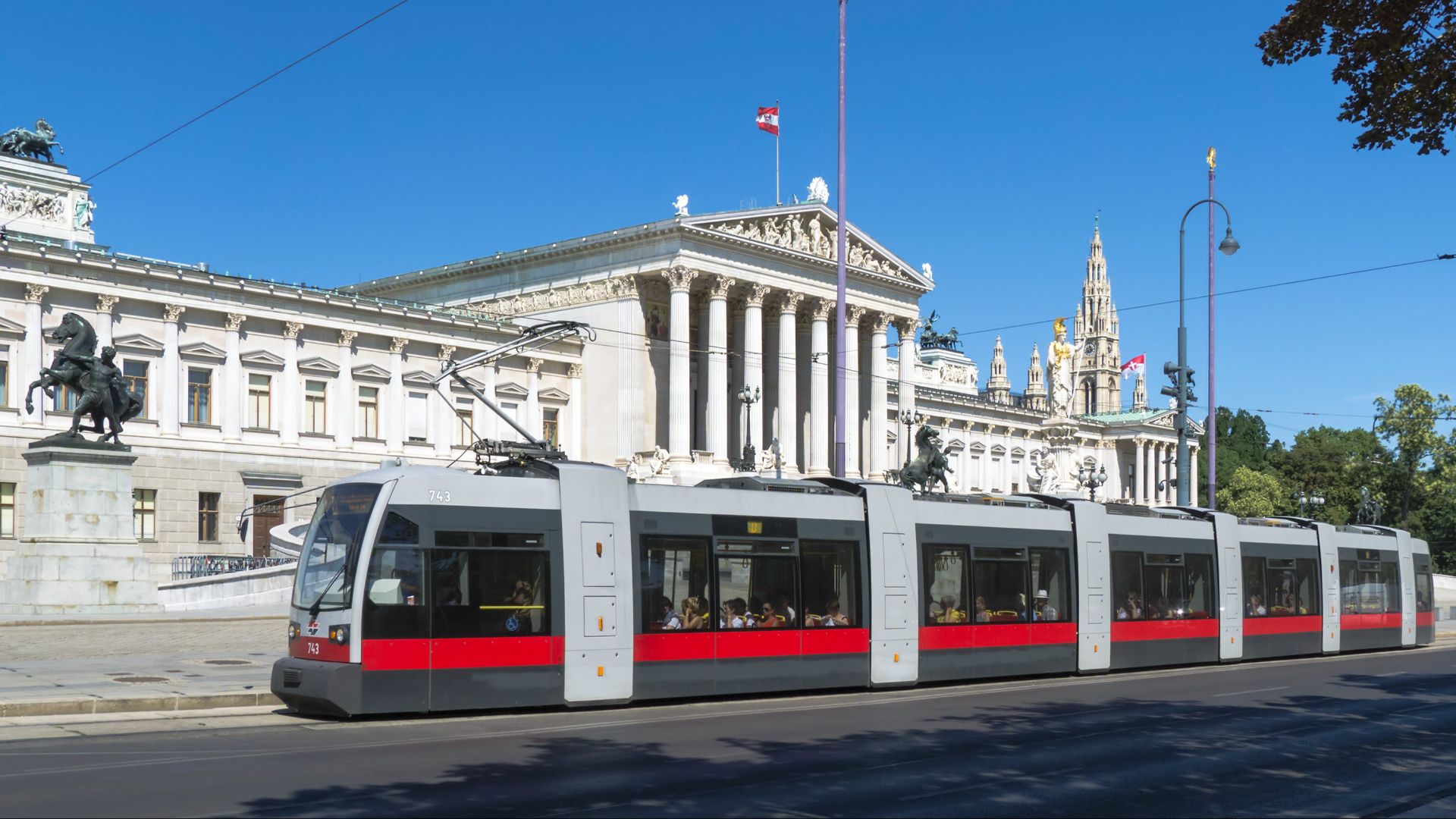Straßenbahn (ULF Nr. 743) auf der Linie D vor dem Wiener Parlament