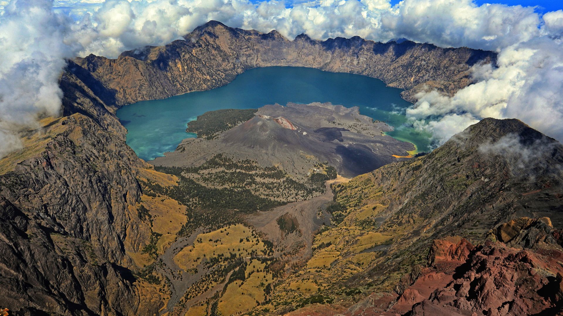 Landscape dari Puncak Gunung Rinjani memperlihatkan Kerucut Barujari atau Gunung Anak Rinjani dan Danau Segara Anak di Desa Sembalun, Lombok Utara, Nusa Tenggara Barat, Indonesia pada 21 Oktober 2024.