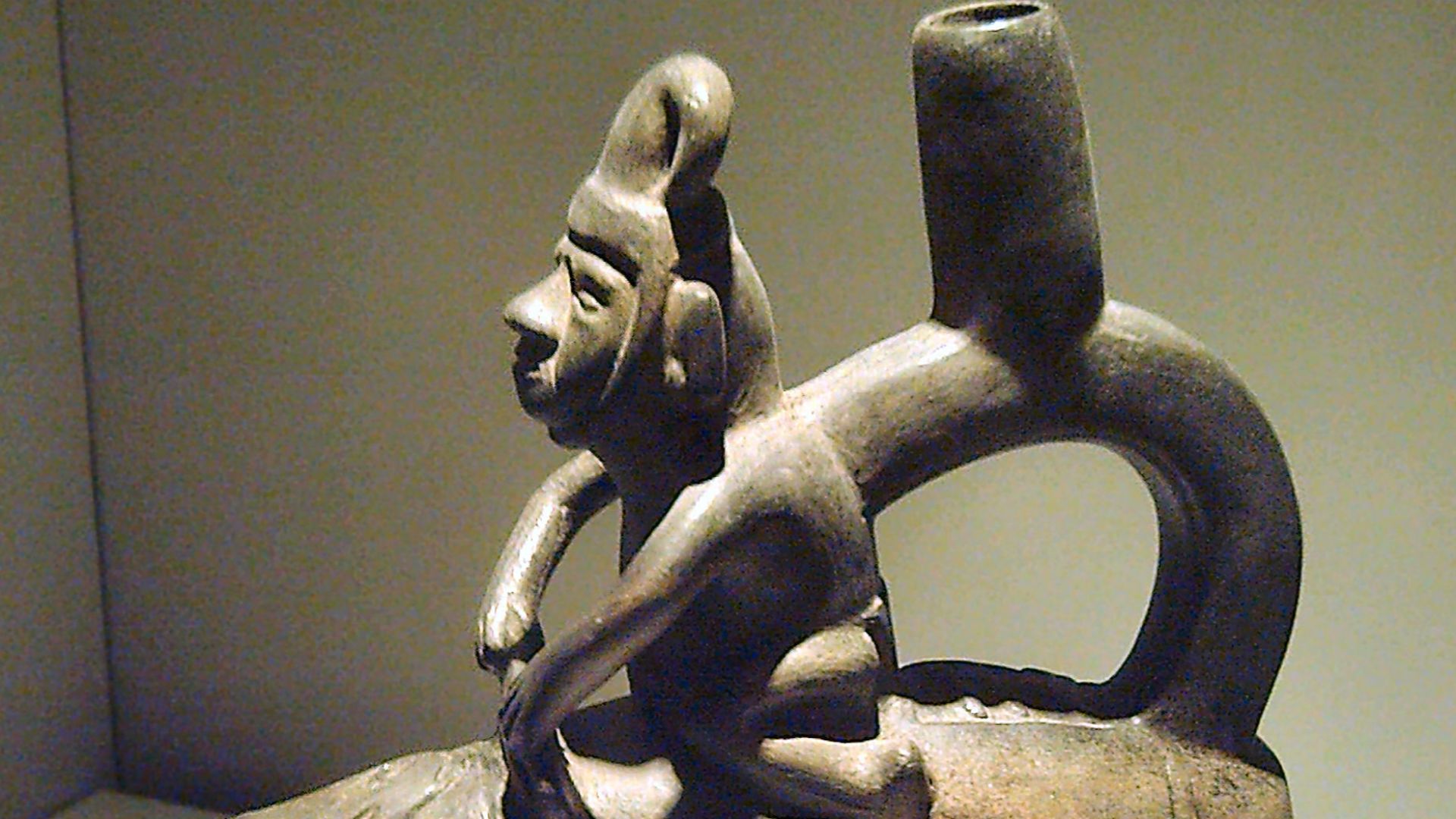 Ceramic vessel representing a caballito de totora manded by a fisherman. Chimú Culture artwork.