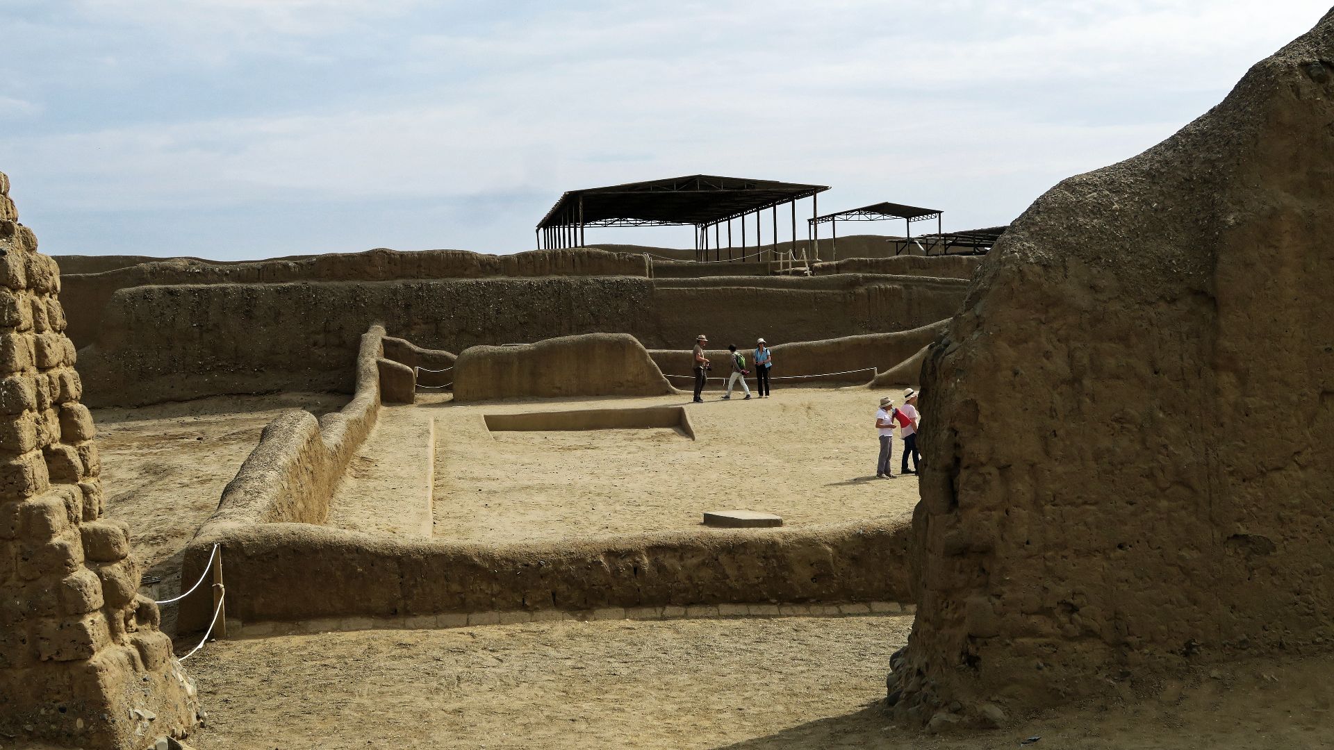Archäologische präkolumbianische  Lehmziegelstadt mit rechteckigem Grundriss, 9 m hohen Mauern, ursprünglich 20 Quadratkilometer groß
