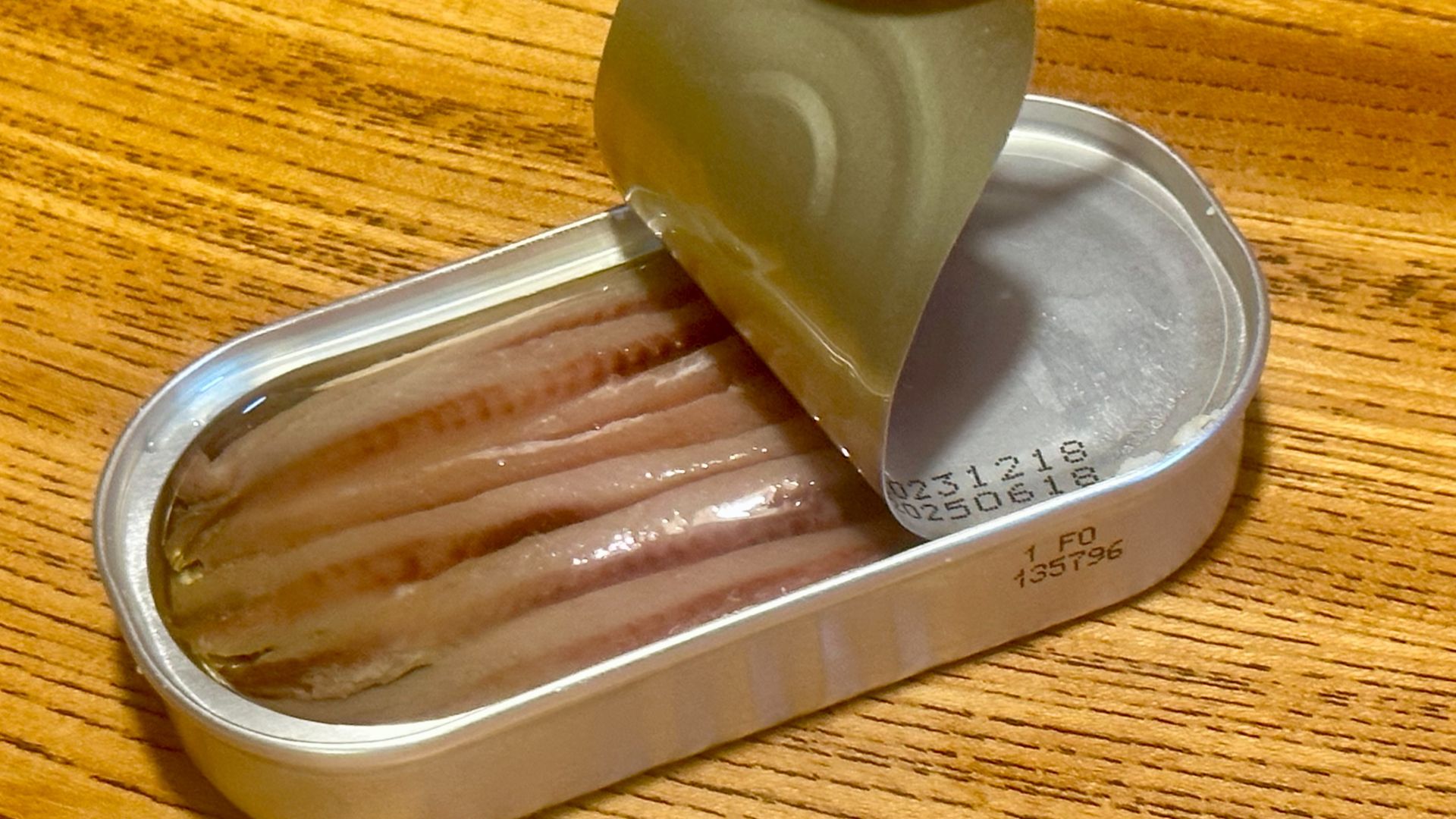 アンチョビの缶詰 (canned anchovies)