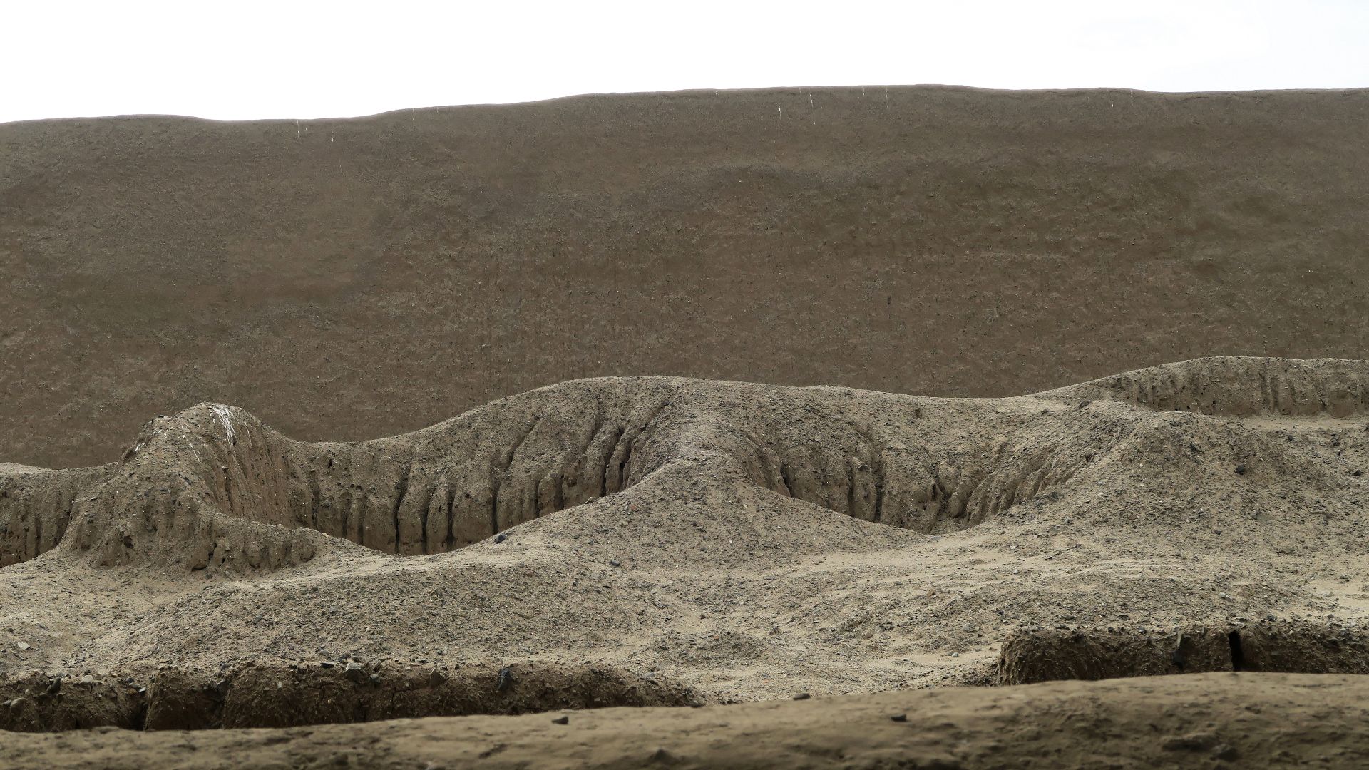 Archäologische präkolumbianische  Lehmziegelstadt mit rechteckigem Grundriss, 9 m hohen Mauern, ursprünglich 20 Quadratkilometer groß