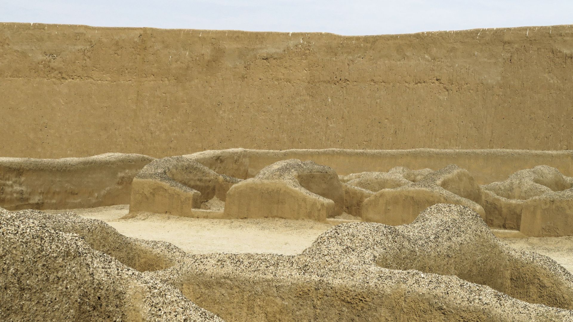 Archäologische präkolumbianische  Lehmziegelstadt mit rechteckigem Grundriss, 9 m hohen Mauern, ursprünglich 20 Quadratkilometer groß