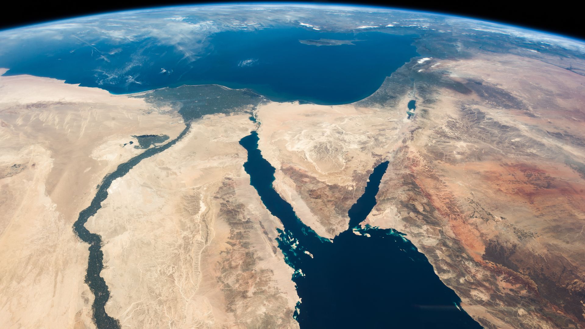 (left -) Egypt and the river Nile, northerly: the mediterranean sea, northerly again: parts of south Greece, Armenia, Turkey; westerly: al-Baḥr al-ʾAḥmar the Red Sea (with a V-shape at the upper part) the land of the V-shape - the Egyptian Sinai Peninsul