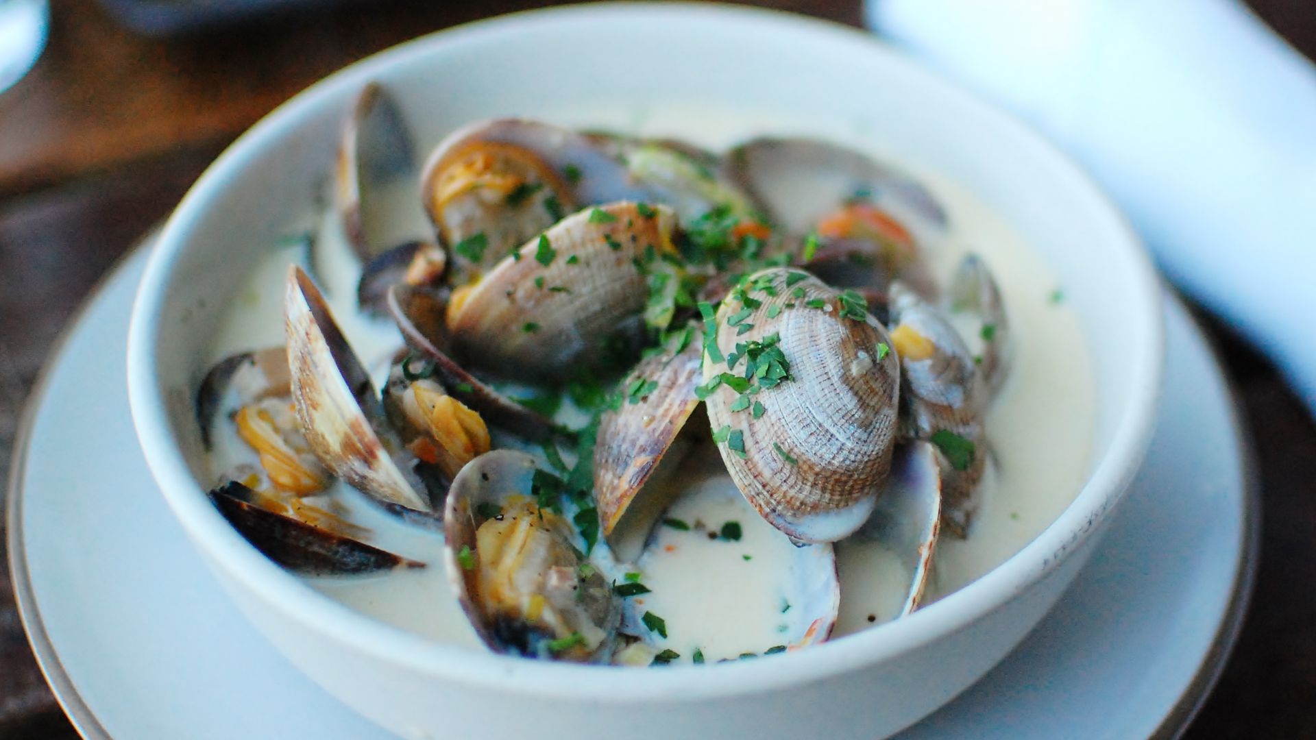 Clam chowder with whole clams