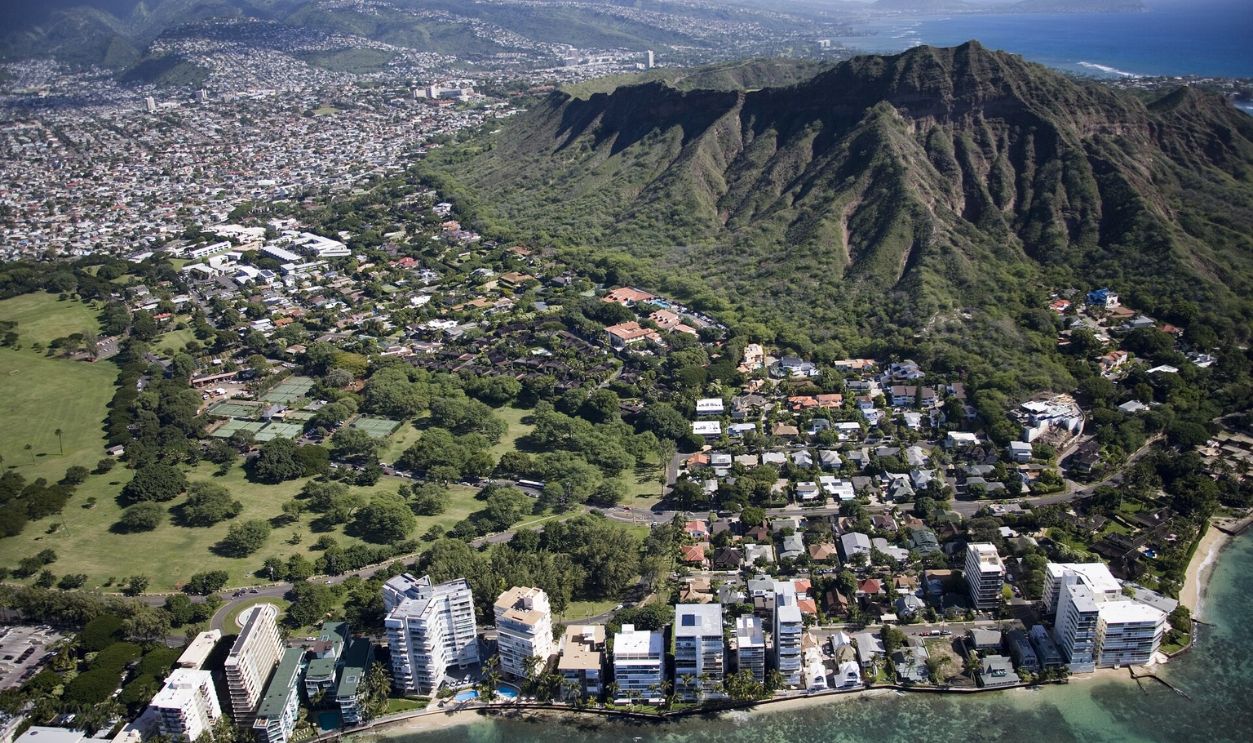 Aerial view of Waikiki Beach and Honolulu, Hawaii LCCN2009634056.tif