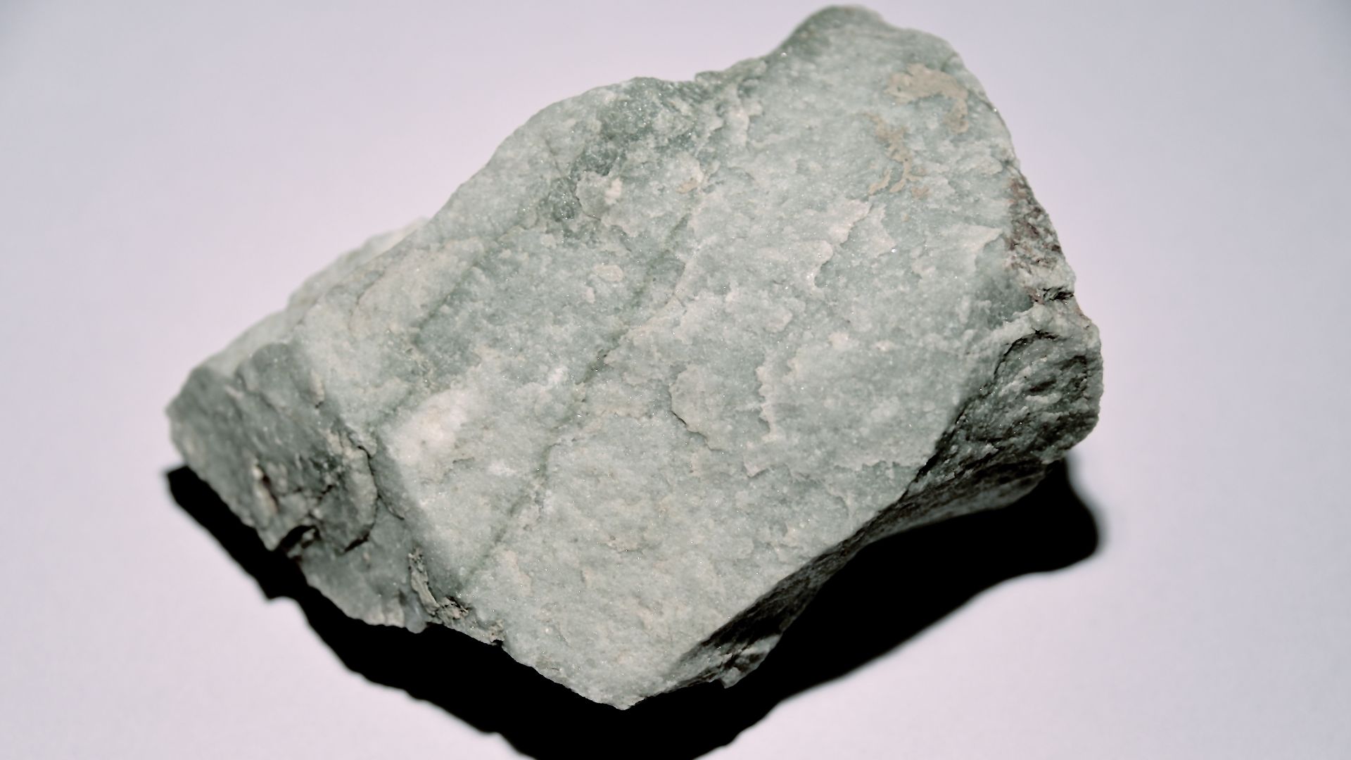 Quartzite bleuté à niveaux phylliteux (phengite, chlorite), provenant des pentes de la Dent Parrachée, Sollières,  Haute Maurienne, Vanoise