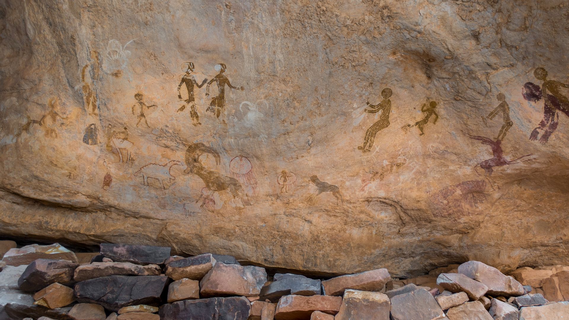 This zoomorphic cave paintingis located Tanzoumaitak in Tassili n'ajjer park in Djanet in Algeria.
This is one of more than thousannds of cave paintings discovered by Henri Lhote and his team and they was guided by Djebrine Machar a Touareg guide who was 