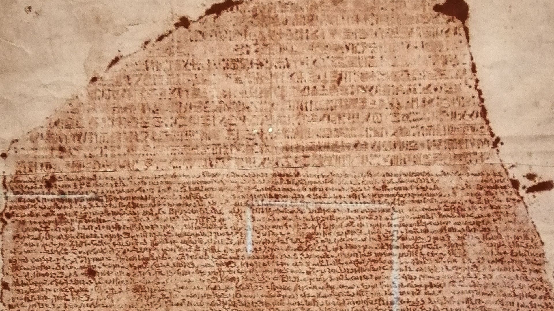 Estampage de la Pierre de Rosette annoté par Jean-François Champollion au Musée Champollion de Vif, en Isère (France).