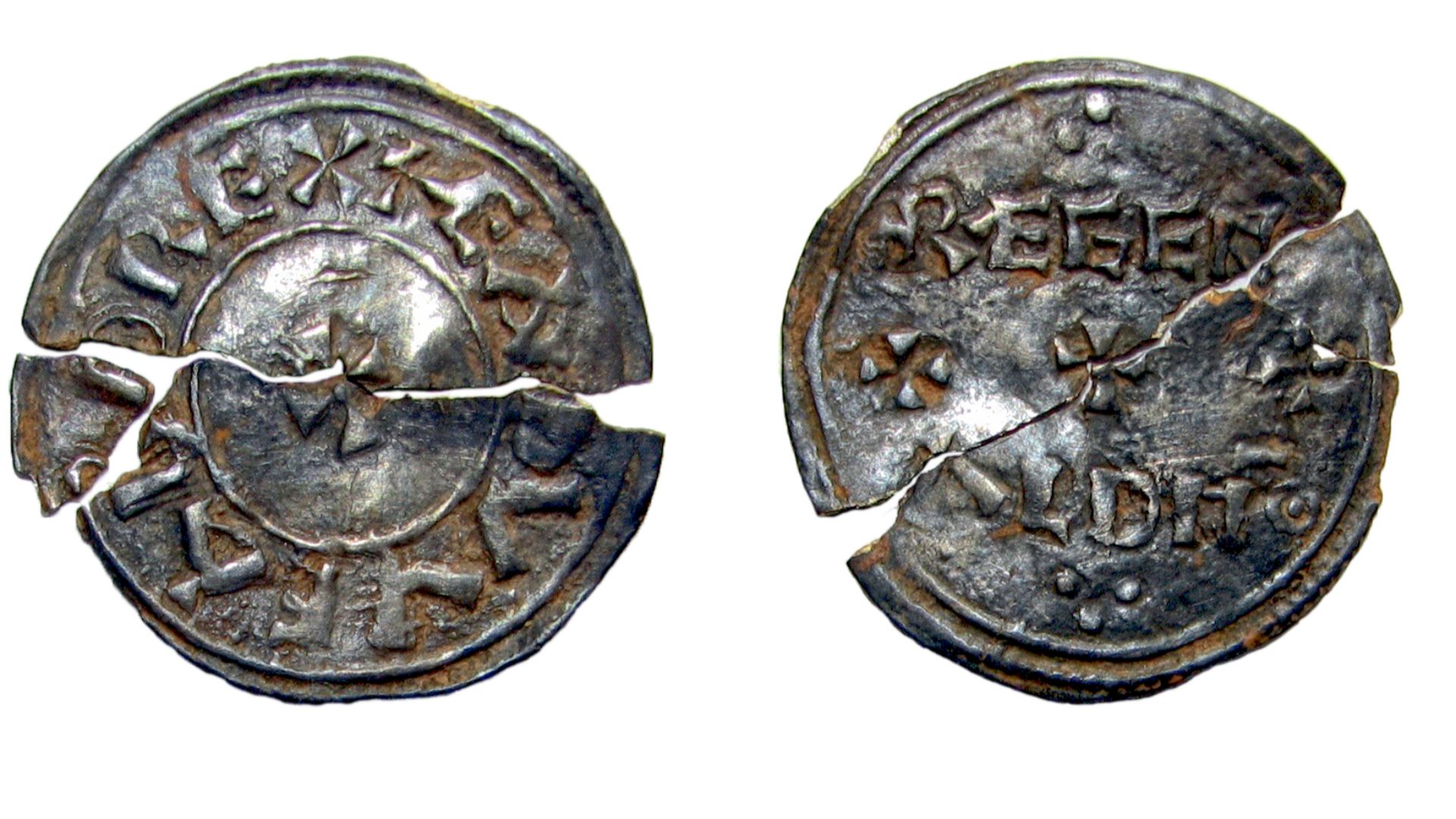 A complete Early-Medieval (Anglo-Saxon) silver penny of Edward the Elder (899-924), minted by Raegenald (North 649).
Obverse: EADVVEARD REX; Small cross pattée
Reverse: REGEN/+++/ALNDMo (name in two lines divided by a row of three crosses)
North, J. J. 19