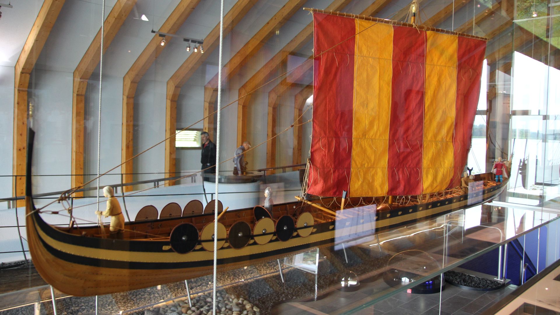Haithabu bei Schleswig, Museum und Museumsdorf. Rekonstruiertes Wikingerschiff.