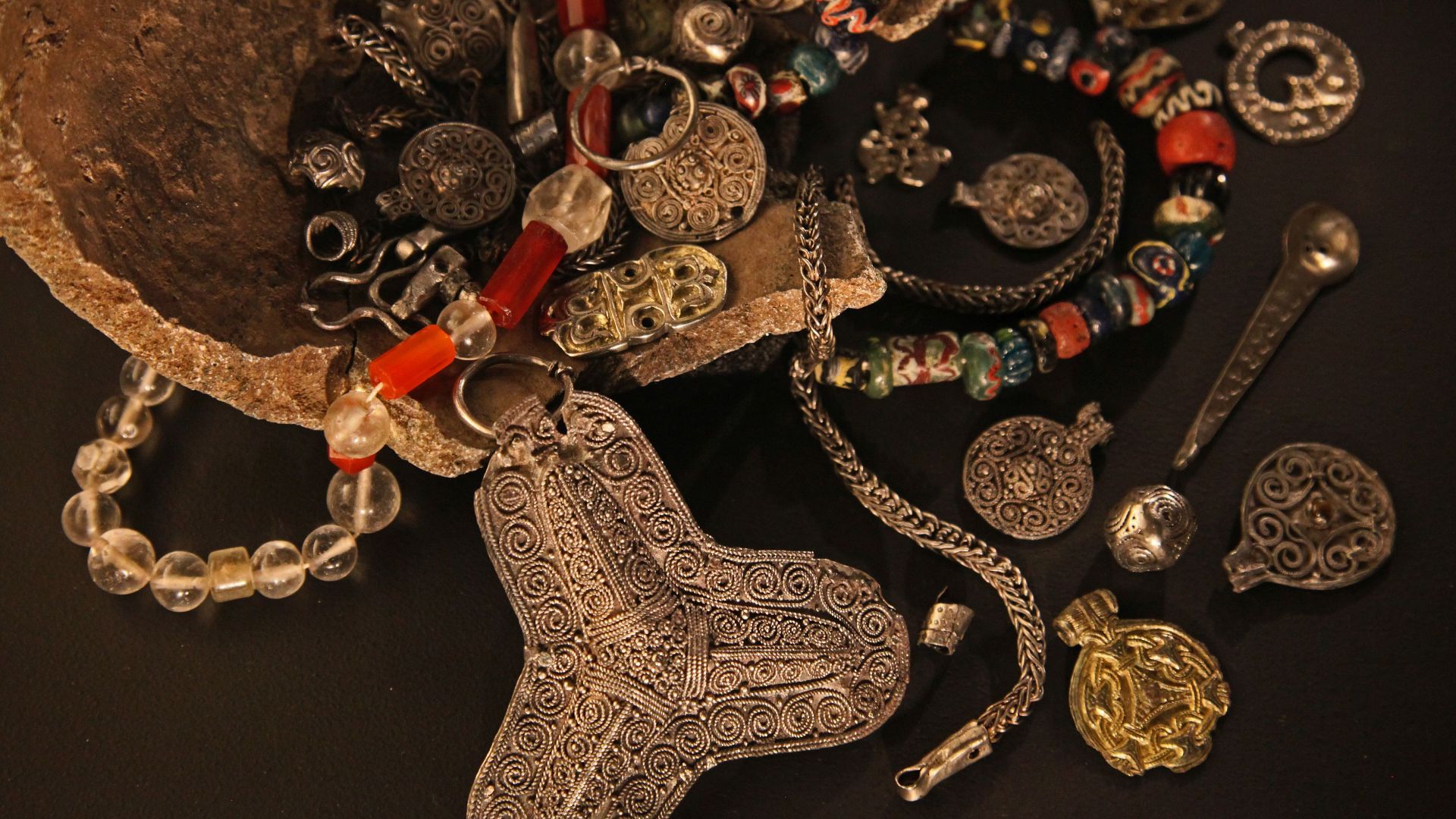 A treasure of women's history
Treasure hoards often contain a set of standardised objects, which may represent a particular theme. These thematic treasures usually contain whole objects, and items made from other materials, not just silver.
A treasure hoa