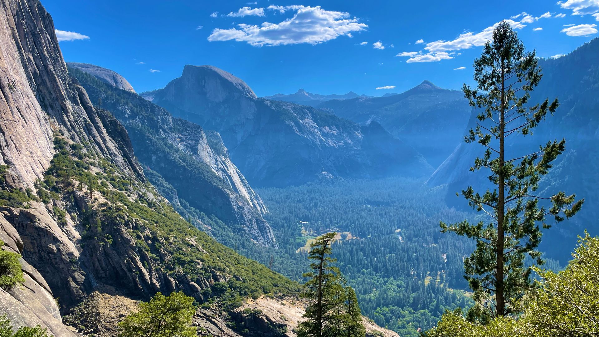 A view of Yosemite National Park from the Upper Yosemite Falls Trail