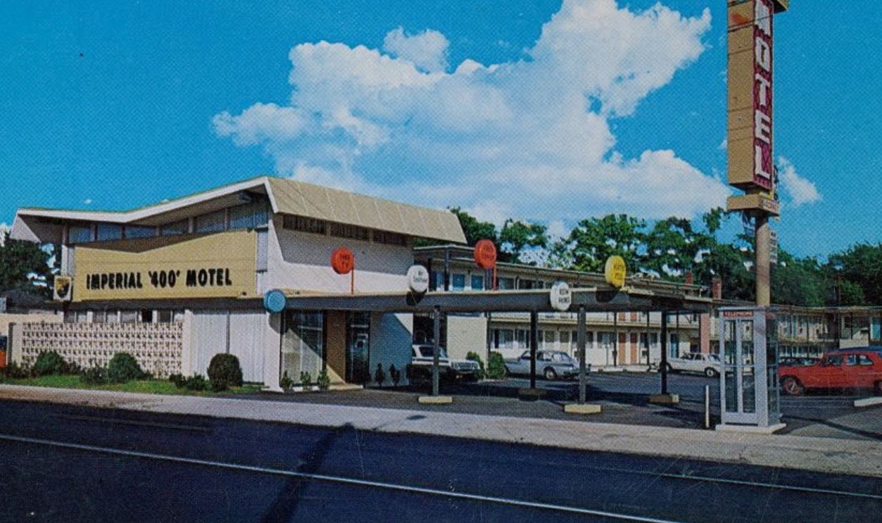 Postcard of the Imperial 400 Motel with a prominent sign and a parking lot with vintage cars in Charlotte, North Carolina, United States, 1960.