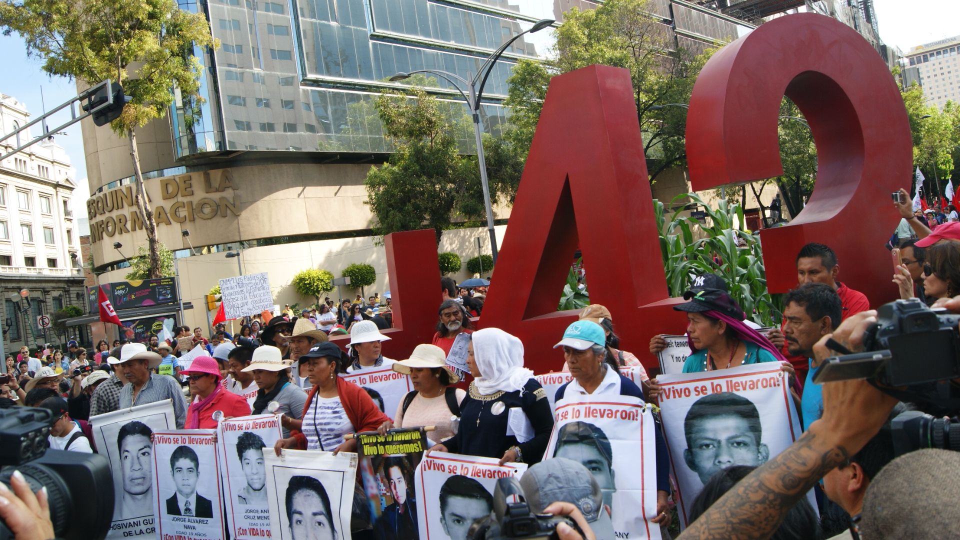Marcha por los 10 meses sin los normalistas de Ayotzinapa