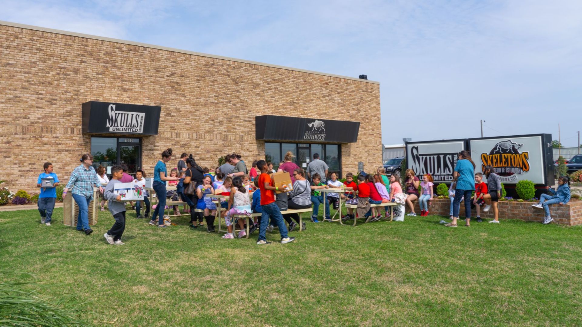 students on a field trip outside the SKELETONS: Museum of Osteology