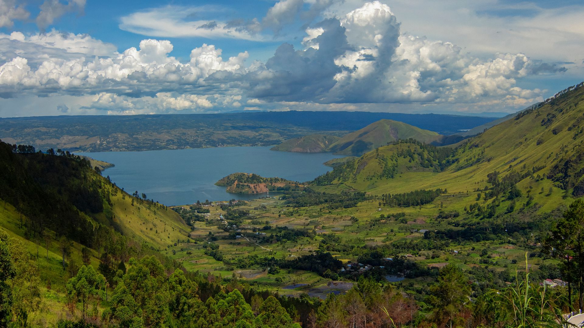 Lake Toba is flanked by 7 districts in North Sumatra. The beauty of Lake Toba in each place is different. The view of Lake Toba in the photo taken from Tele Samosir