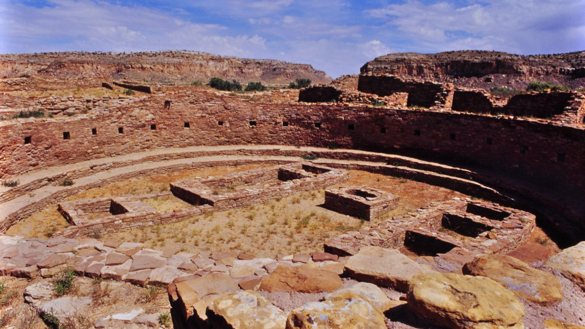 The Chaco Culture National Historical Park, a Unesco World Heritage Site, is the largest archeological site in the USA. This is composed of 3 villages with large buildings, apparently built around the XI century. It was the home of the Ancestral Puebloan