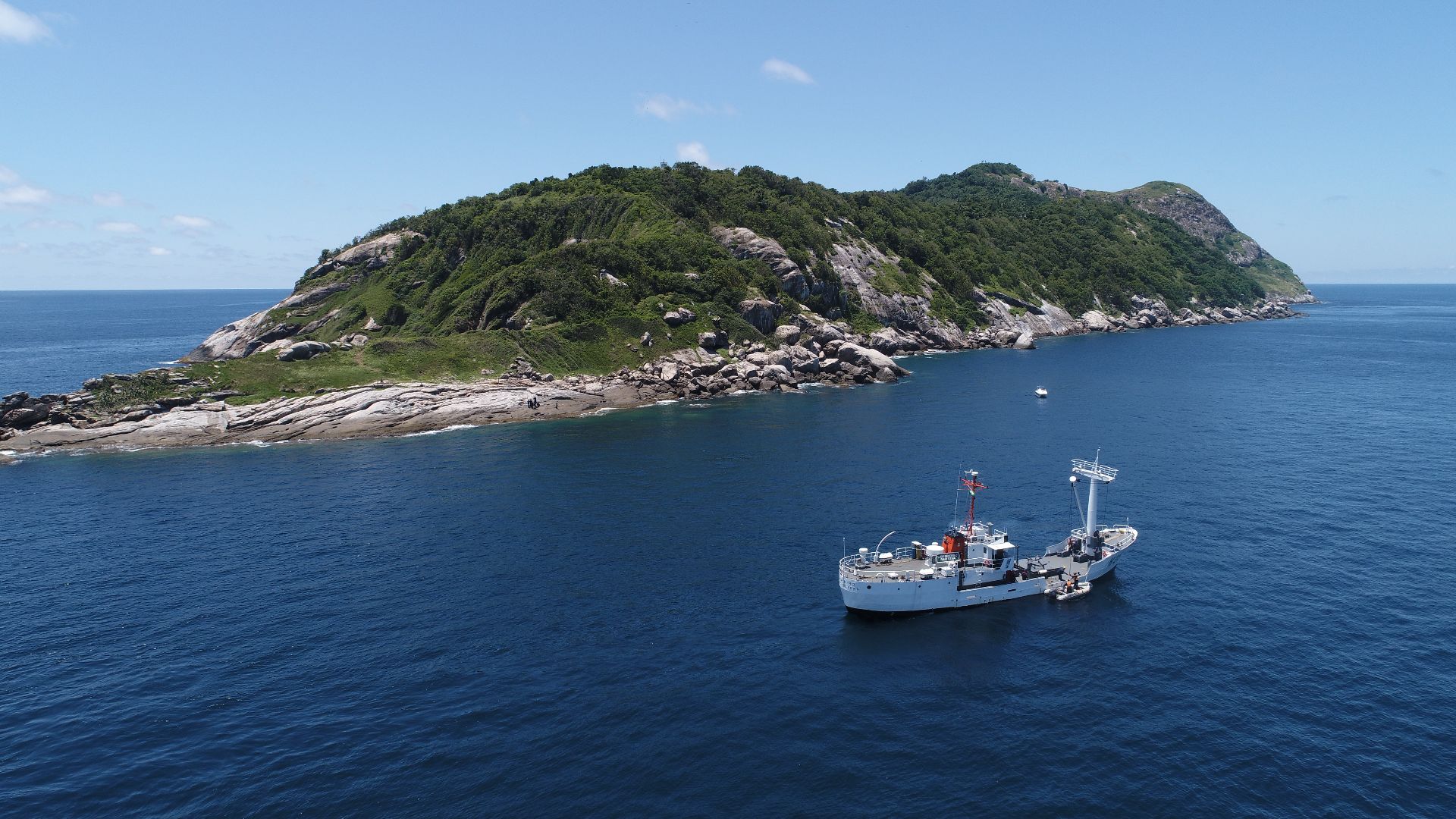 Navio Balizador Faroleiro Mario Seixas (H26) na Ilha da Queimada Grande