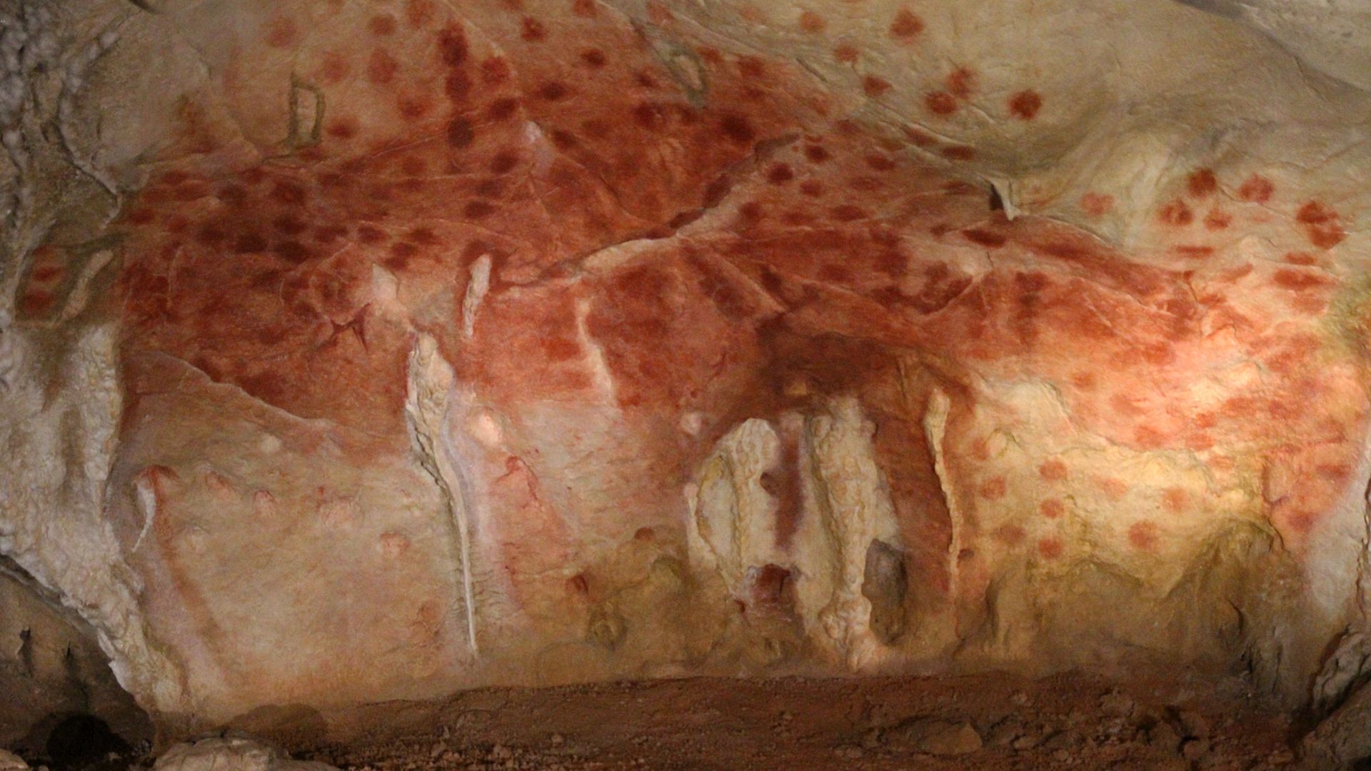 Red points. Pigment : hematite. Pont d'Arc cave (copy of the Chauvet Cave).