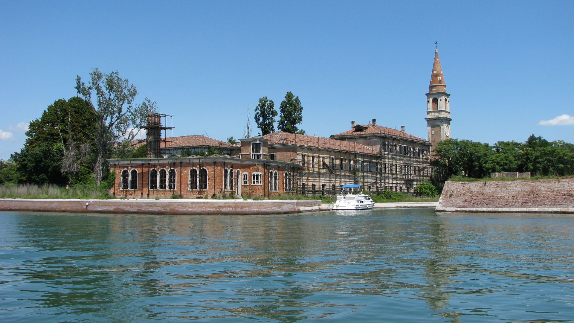 File:Poveglia Closeup of Hospital.jpg