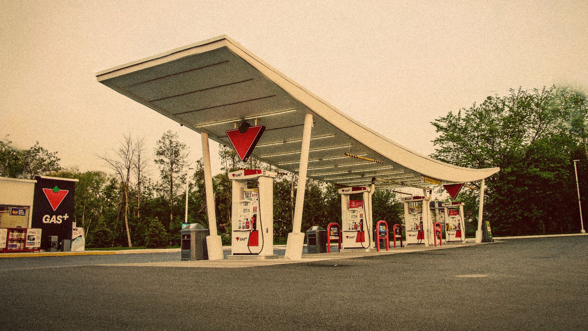 File:Gas Station, Mississauga, Canada.jpg