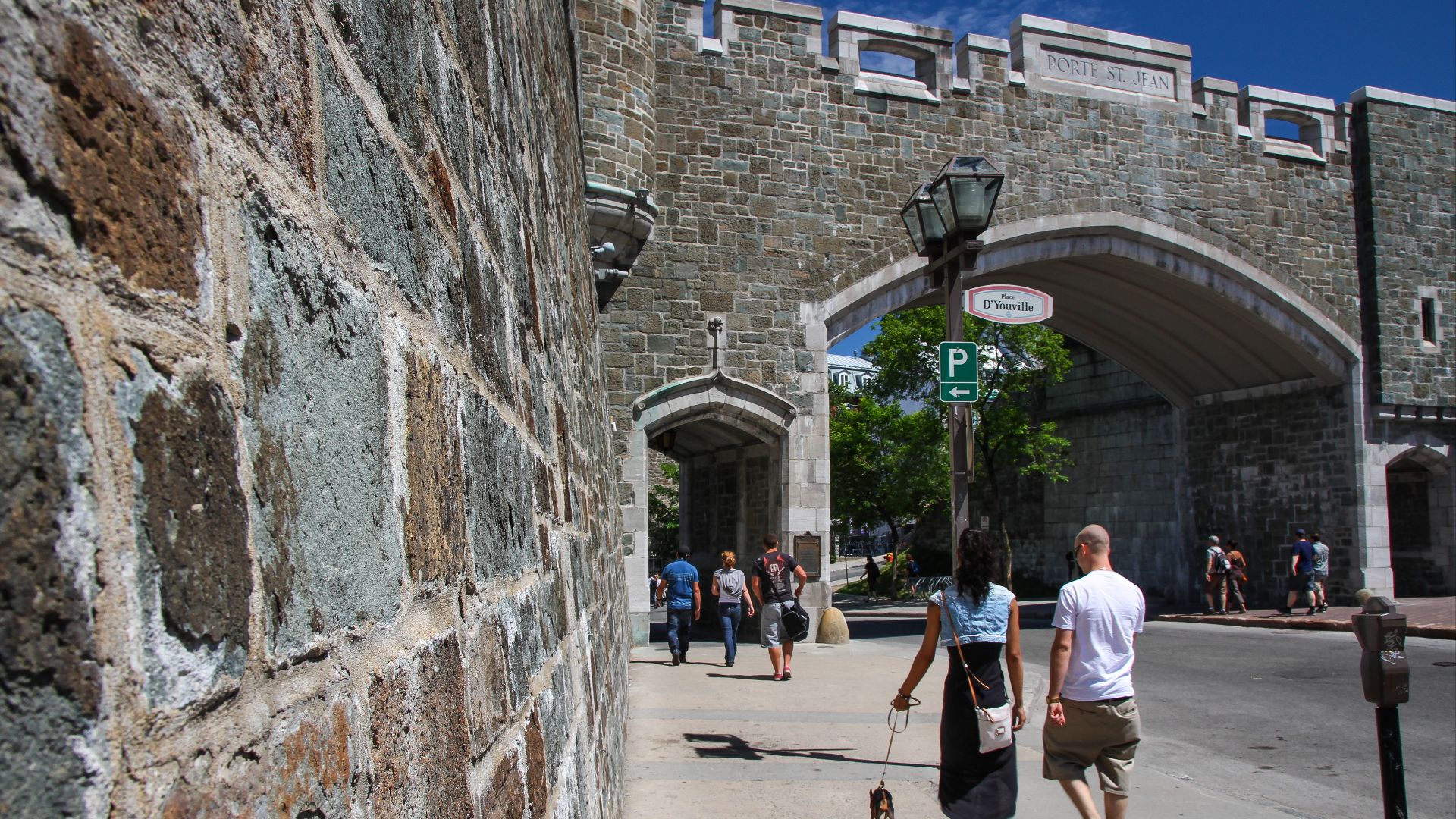 Mur de fortification et porte Saint-Jean à place d'Youville, Québec.
