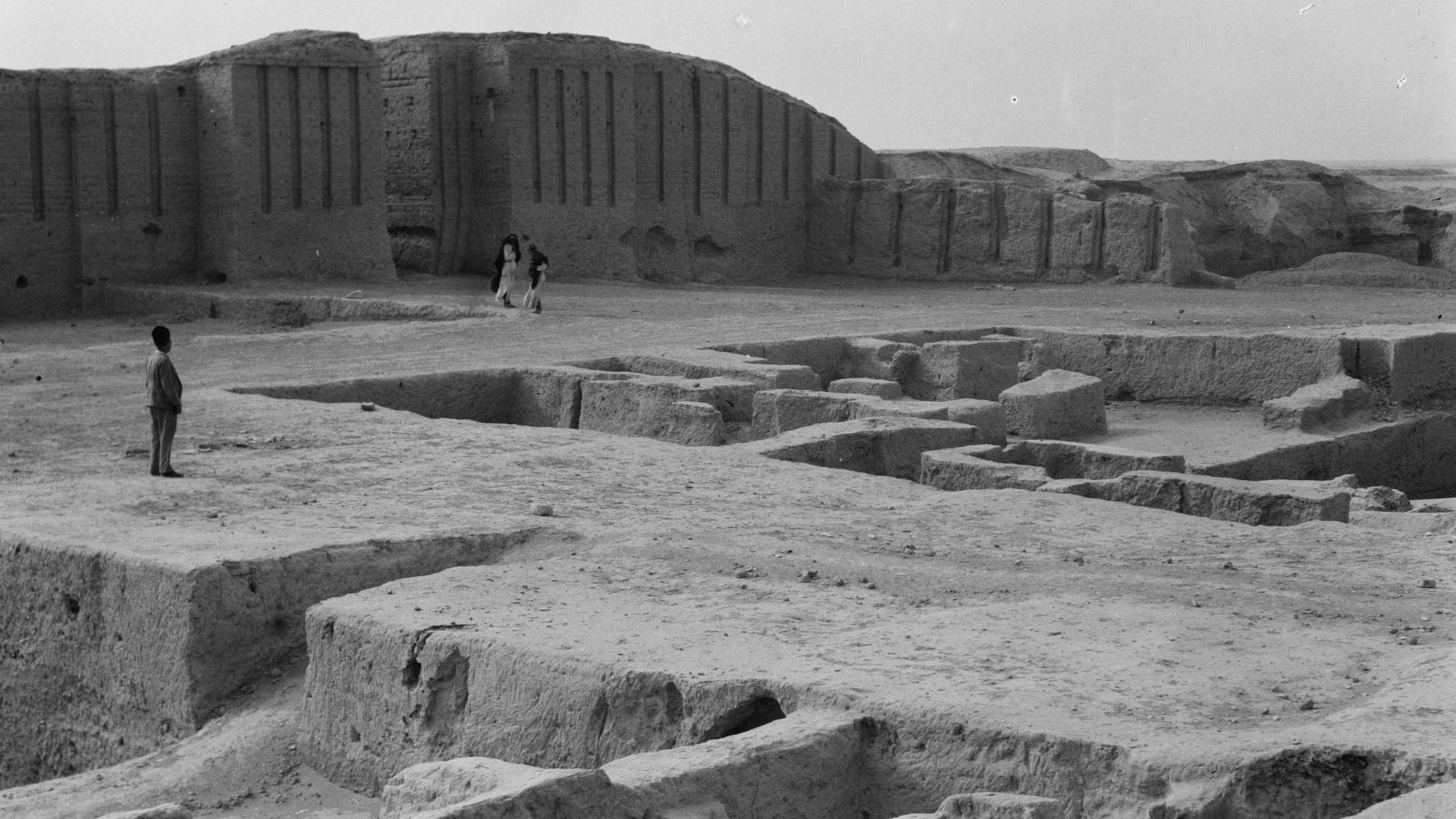 Title: Iraq. Kish. (Tel-Uhaimir). The ruling city immediately after the deluge. View of the ruins with large open courts
Abstract/medium: G. Eric and Edith Matson Photograph Collection

Physical description: 1 negative :